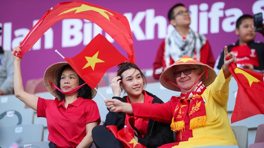 Cổ động viên ủng hộ đội tuyển tại Asian Cup 2023. Ảnh: VFF