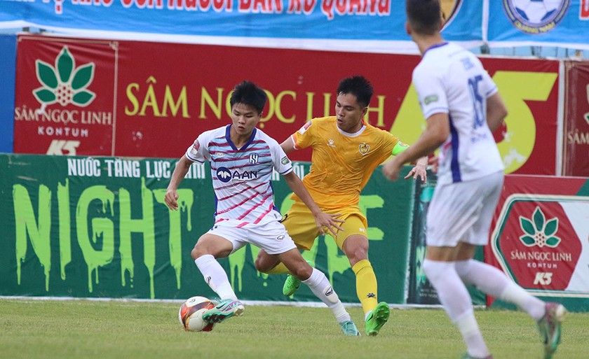 SLNA (áo trắng) đang có phong độ tệ hại tại V.League. Ảnh VPF