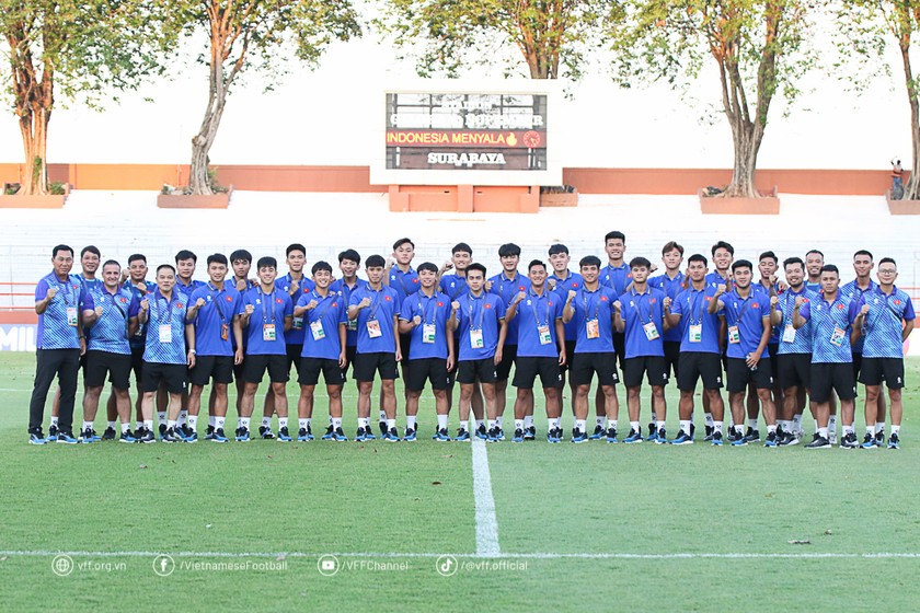 Đội tuyển U19 Việt Nam chụp ảnh lưu niệm khi đến tham quan sân vận động Gelora 10 November.(Ảnh VFF)