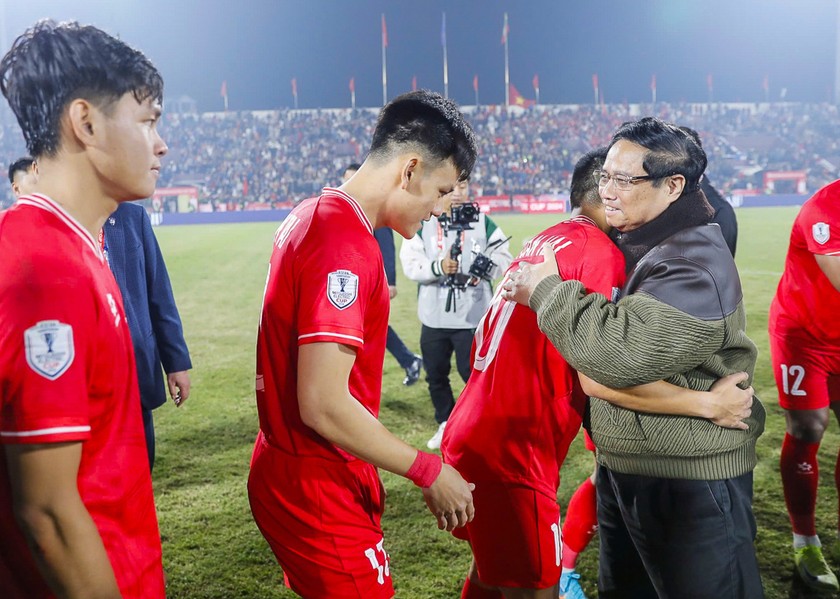 Thủ tướng Phạm Minh Chính xuống sân chia vui với đội tuyển quốc gia Việt Nam sau trận đấu với Myanmar. (Ảnh VFF) 