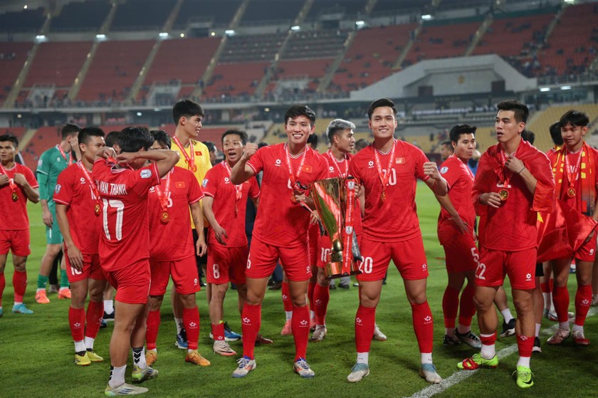 HLV Kim Sang Sik tiếp tục đặt niềm tin vào lực lượng các cầu thủ vô địch AFF Cup 2024. (Ảnh AFF)