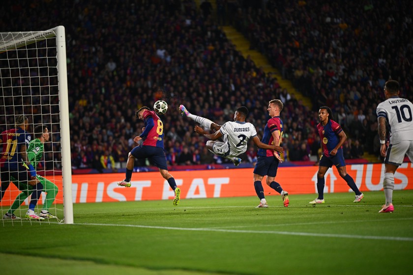 Denzel Dumfries của Inter đã có một siêu phẩm để đời trong trận đấu với Barca. (Ảnh Inter)