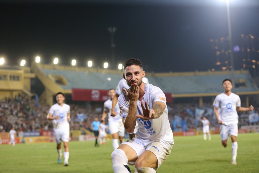 Nam Định đang hơn Hà Nội FC tới 5 điểm trên bảng xếp hạng V.League (Ảnh VPF)