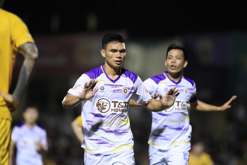 Xuân Mạnh ghi bàn cho Hà Nội FC nhưng không ăn mừng trước nỗi buồn của Sông Lam Nghệ An (Ảnh VPF)