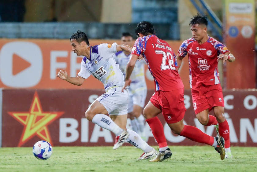 Hà Nội FC (áo trắng) đang bám đuổi rất sát Nam Định trong cuộc đua vô địch V.League. (Ảnh VPF)