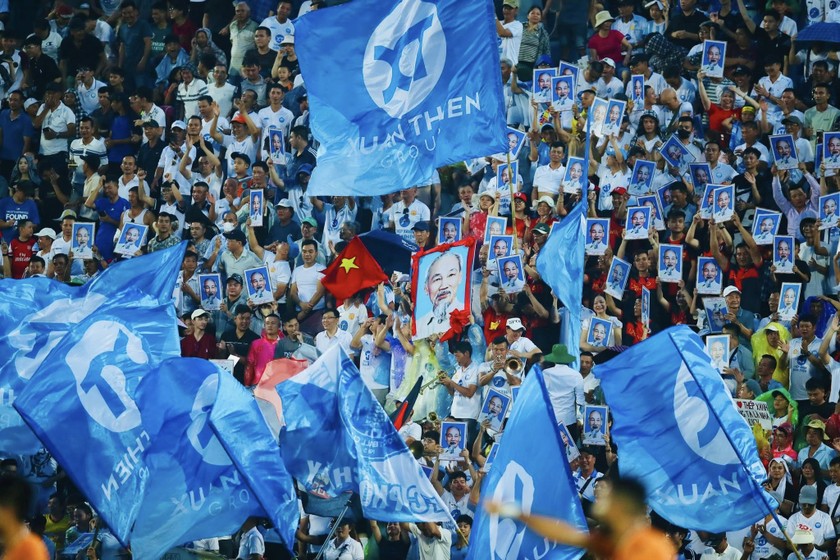 Sân Nam Định luôn kín sân trong những vòng cuối V.League 2024/25 (Ảnh TXNĐ)