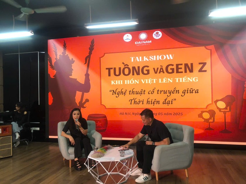 NSƯT Nguyễn Thị Lộc Huyền chia sẻ với các bạn Gen Z về nghệ thuật Tuồng. (Ảnh Tuấn Ngọc)