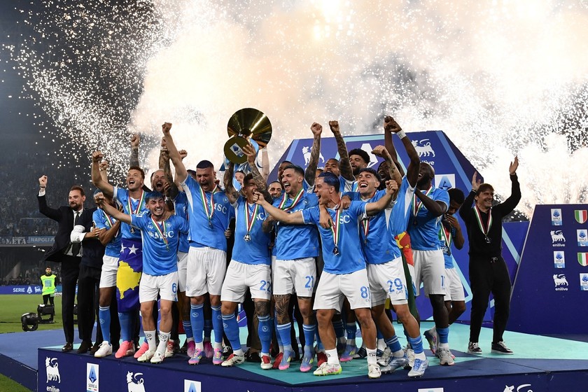 HLV Conte ăn mừng chức vô địch Serie A cùng các cầu thủ (Ảnh: Napoli)
