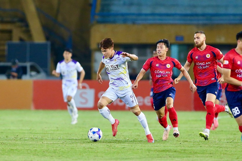 Hà Nội FC (áo trắng) vẫn còn cơ hội đua tranh vô địch với Nam Định (Ảnh: VPF)