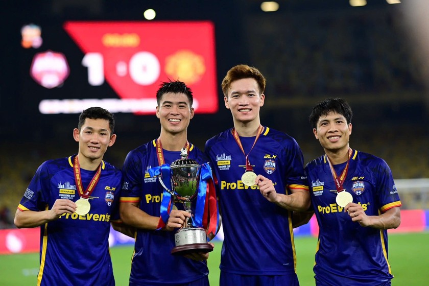 Hai Long cùng các đồng đội trong trận gặp MU tại Malaysia (Ảnh: VFF)