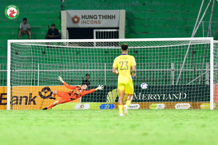 Sân Quy Nhơn vắng lặng trong trận cuối V.League khi Bình Định gặp Hà Nội (Ảnh: QNBĐ) 