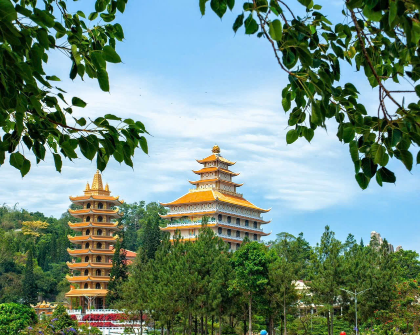 Huyền bí núi Cấm