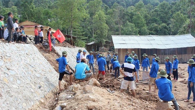 Tham gia hỗ trợ xây dựng nhà bán trú cho học sinh dân tộc thiểu số ở Yên Bái.