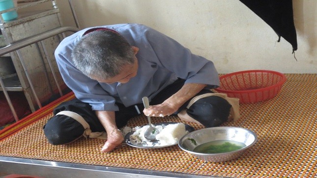 Bữa cơm của một bệnh nhân phong.