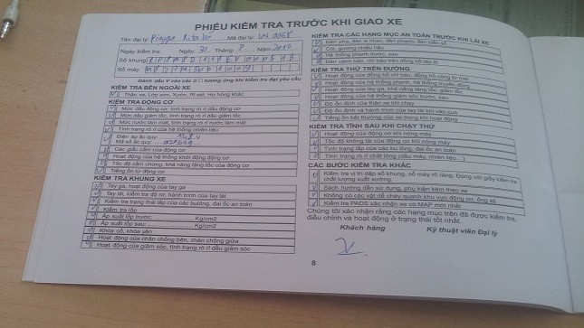 Phiếu kiểm tra trước khi giao xe được tích đầy đủ các hạng mục đều "đạt yêu cầu" nhưng thiếu chữ ký xác nhận của KTV.