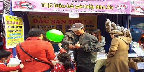 Thịt trâu gác bếp,lợn Mán được bày bán dưới lòng đường, vỉa hè.