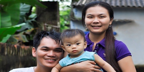 Chàng trai ngồi xe lăn và câu chuyện tình cảm động