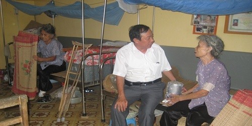 Bác sĩ Thiện thăm hỏi bệnh nhân phong.
