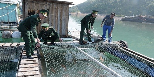 Cán bộ chiến sỹ đồn biên phòng CKC thực hiện tốt khẩu hiệu "cùng ăn, cùng ở, cùng làm với dân".