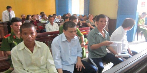 Mâu thuẫn đá gà, nhóm trai làng đâm chém nhau dã man