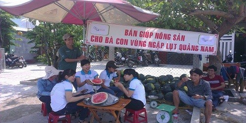 Hàng ngàn bạn trẻ đã tình nguyện đến các địa điểm để bán dưa hấu cho bà con vùng lụt.