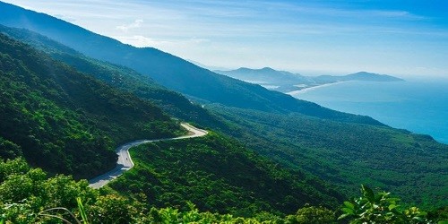 Dãy Trường Sơn hùng vĩ đoạn qua đèo Hải Vân.