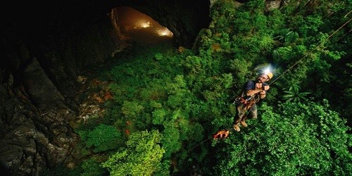 Du khách đu dây thám hiểm hang Sơn Đòong