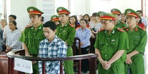 Bị cáo trước vành móng ngựa.