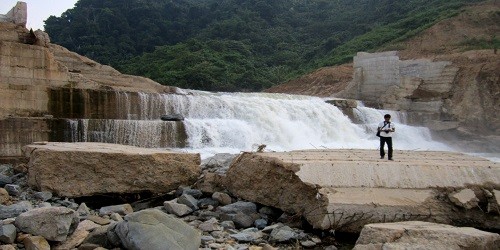 Thủy điện xả lũ.