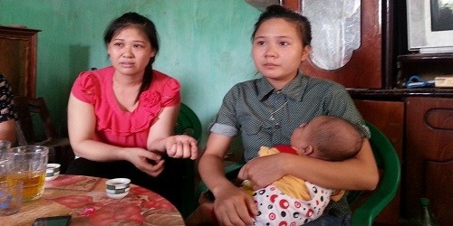 lChị Lành Thị Hạnh bế cháu nhỏ trên tay.