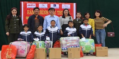 Các em học sinh Trường Tiểu học bán trú Nà Khoa nhận quà từ thiện từ chương trình Hành trình yêu thương.