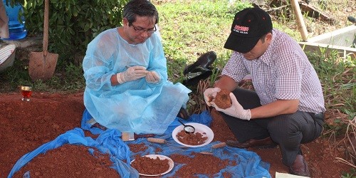 Các Giám định viên Viện Pháp y quốc gia đang khai quật ngôi mộ nghi của cha bà  Myly Nguyen.