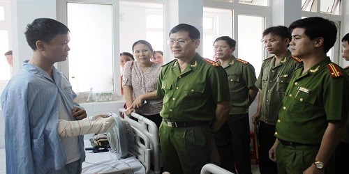 Lãnh đạo Công an tỉnh thăm hỏi động viên chiến sỹ cảnh sát bị thương khi làm nhiệm vụ.  Ảnh: M.Khôi.