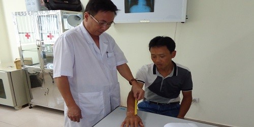 Giám định viên Đỗ Thành Thái đang giám định thương tích.