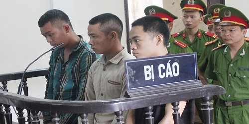 Các bị cáo trước vành móng ngựa.