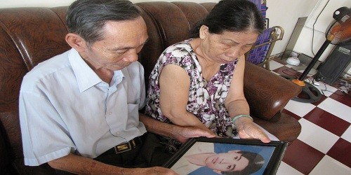 Ông bà Trương Đình An ngắm những di vật của liệt sĩ Trương Đình Bính.