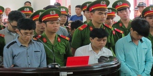 Các bị cáo trước vành móng ngựa.