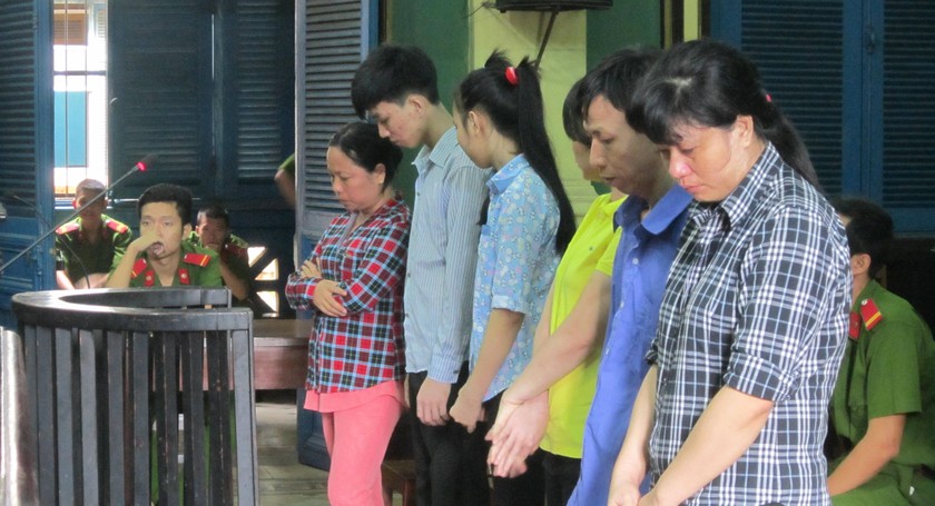 Các bị cáo trước vành móng ngựa.