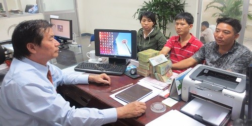 Thừa phát lại quận 1 đang tư vấn cho khách hàng về thủ tục lập vi bằng.