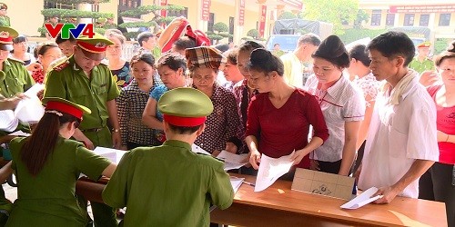 Làm thủ tục đặc xá năm 2015 tại một trại giam.