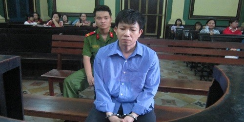Bị cáo trước vành móng ngựa.