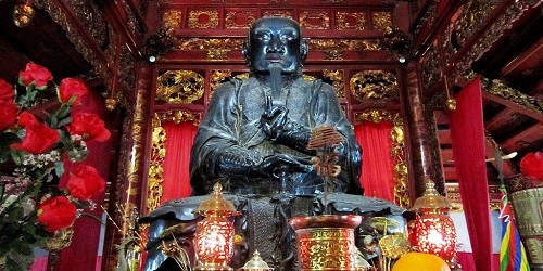 Pho tượng Huyền Thiên Trấn Vũ trong đền Quan Thánh.