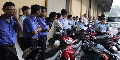 Cán bộ thu nợ của một số ngân hàng trong một vụ cưỡng chế phát mãi tài sản thế chấp.