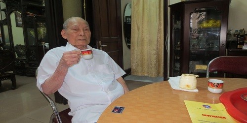 Thưởng thức trà vợ pha là hạnh phúc của ông mỗi ngày.
