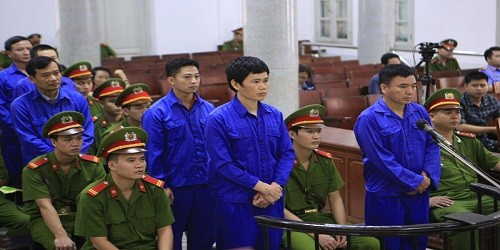 Các bị cáo trước vành móng ngựa.