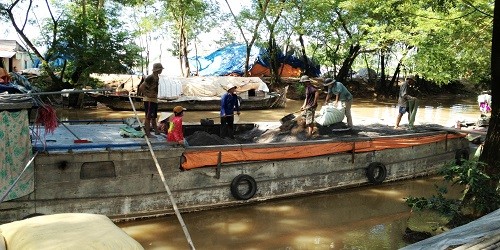 Đưa tro xuống ghe.