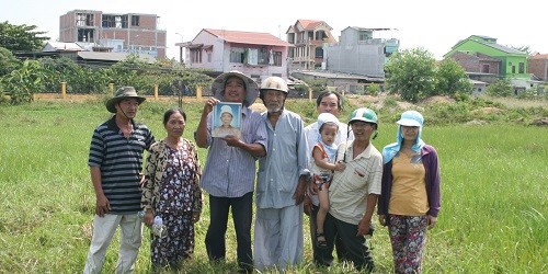 Đại gia đình ông Thôn trên thửa đất bị đổi từ Hương Chữ về Hương An được xã cấp cho con trai ông là Nguyễn Siêu.