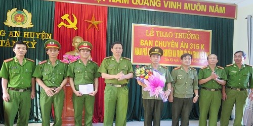 Lãnh đạo Công an tỉnh tổ chức khen và thưởng “nóng” Ban chuyên án 