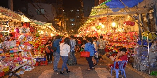 Phố lồng đèn chỉ đông vào dịp lễ tết nhưng chủ yếu là người xem.