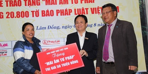 Phó Tổng Biên tập Thường trực Đặng Ngọc Luyến trao “Mái ấm tư pháp” cho cán bộ tư pháp xã nghèo của tỉnh Lâm Đồng trong chuyến công tác xã hội của Báo Pháp Luật Việt Nam tại tỉnh Lâm Đồng.